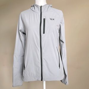 Mountain Hardwear gray jacket with hoodie. Exterior and interior pockets. Size S